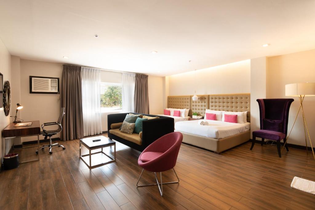 Postel nebo postele na pokoji v ubytování Lenox Hotel