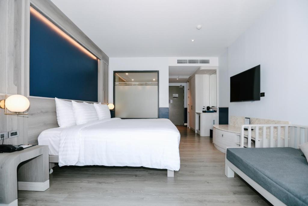 
Deluxe Double or Twin Room with Pool View
