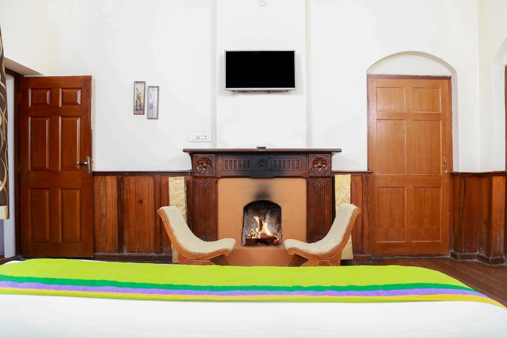 TV a/nebo společenská místnost v ubytování Yantra Resort By Spree Ooty
