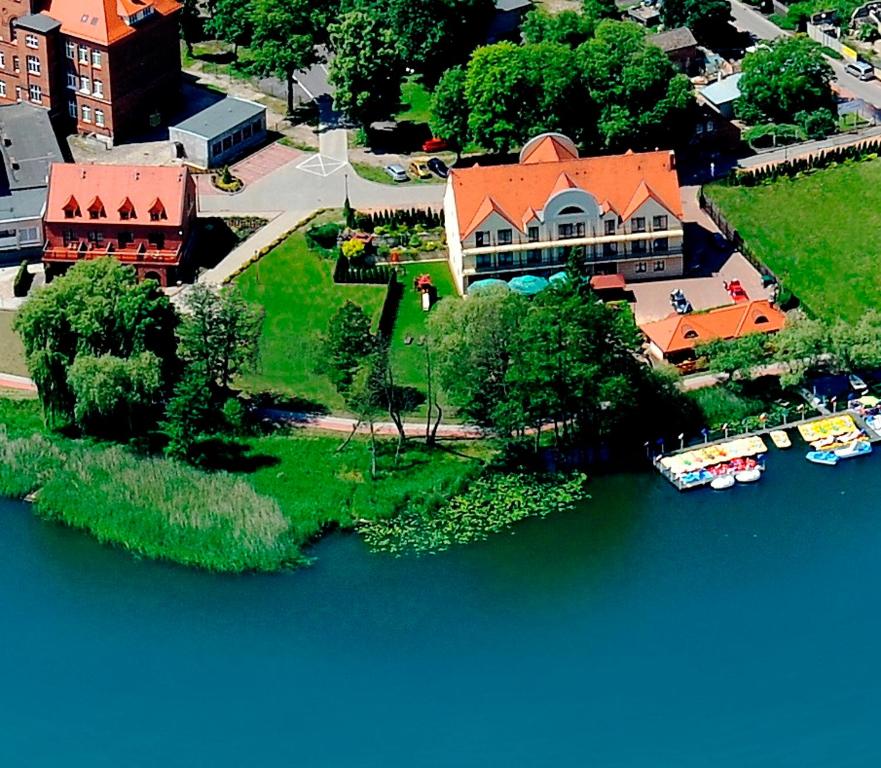 widok z powietrza na dom na wyspie w wodzie w obiekcie Hotel Barlinek w mieście Barlinek