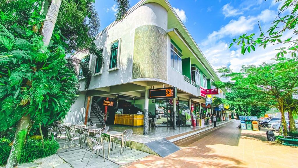 a building with tables and chairs on a city street at K2 Hotel at Thachang in Ban Pa Yang