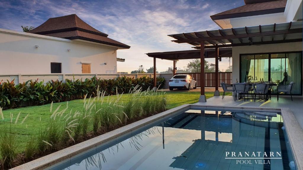 une villa avec une piscine et une maison dans l'établissement Pranatarn Pool Villa Beach Night Cottage, à Pran Buri