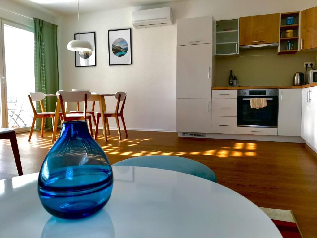 eine blaue Vase auf einem Tisch in der Küche in der Unterkunft Apartment Green Paradise in Moravske-Toplice