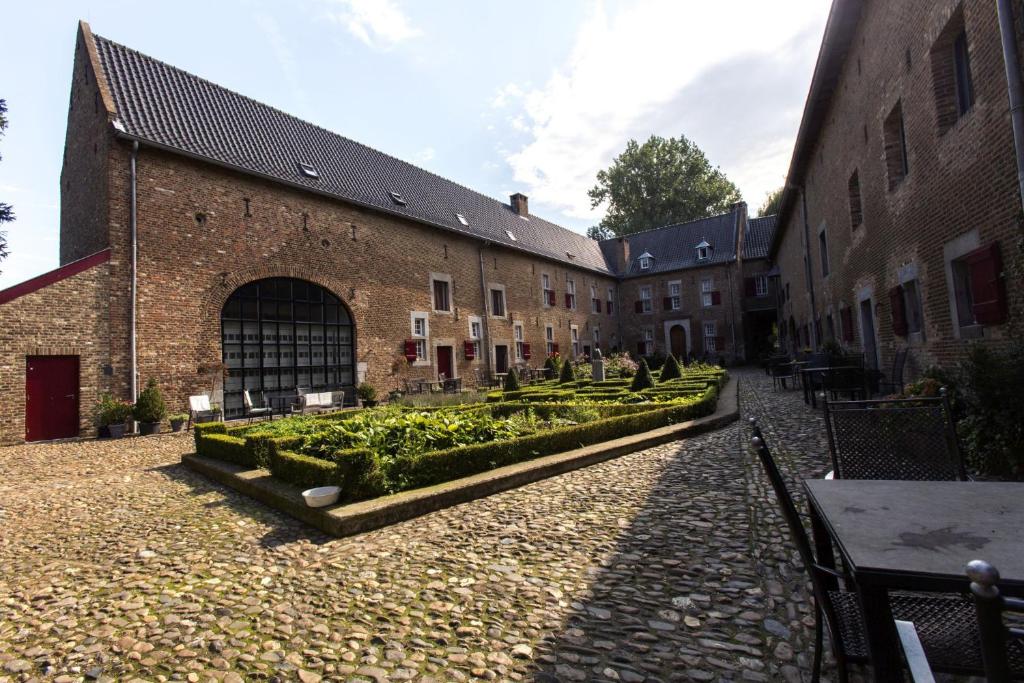 een binnenplaats met een rij planten bij Meschermolen 5 in Eijsden