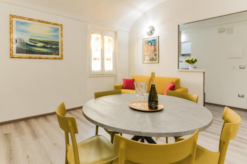 a dining room with a table and chairs at MACHIN 57 - Magnolia Holidays in Alghero
