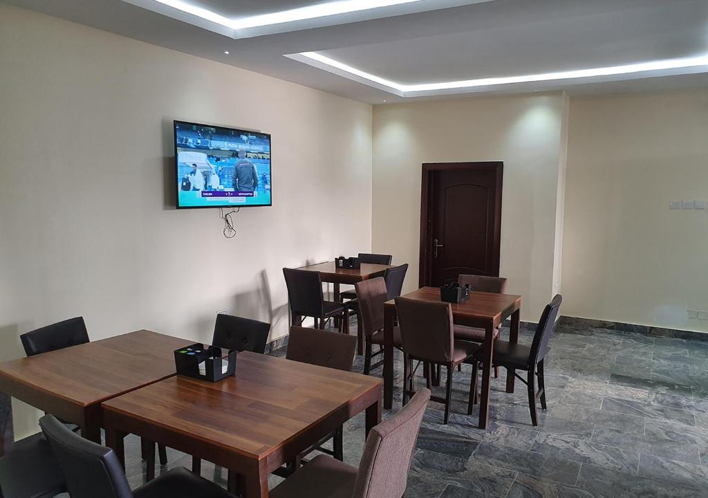 TV a/nebo společenská místnost v ubytování Residency Hotel Lagos Airport