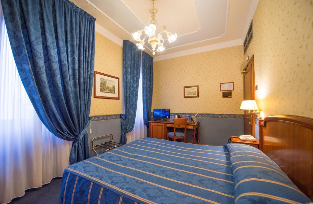 A bed or beds in a room at Diana Park Hotel