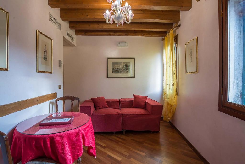 A seating area at Hotel Piccola Fenice