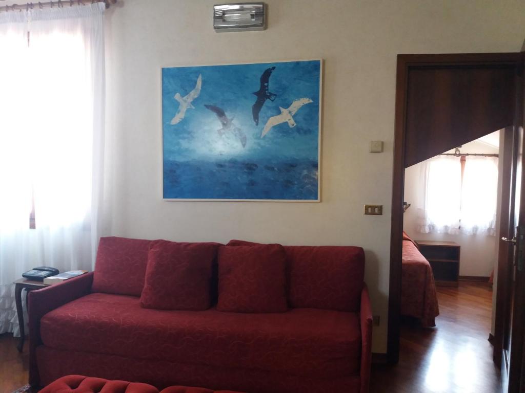A seating area at Hotel Piccola Fenice