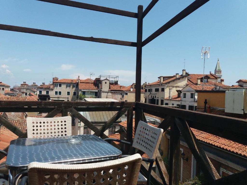 A balcony or terrace at Hotel Piccola Fenice