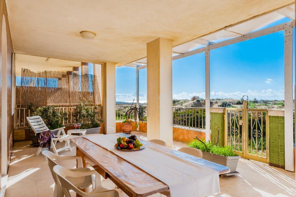 comedor grande con mesa y sillas en Casa vacanze al mare, en Scicli