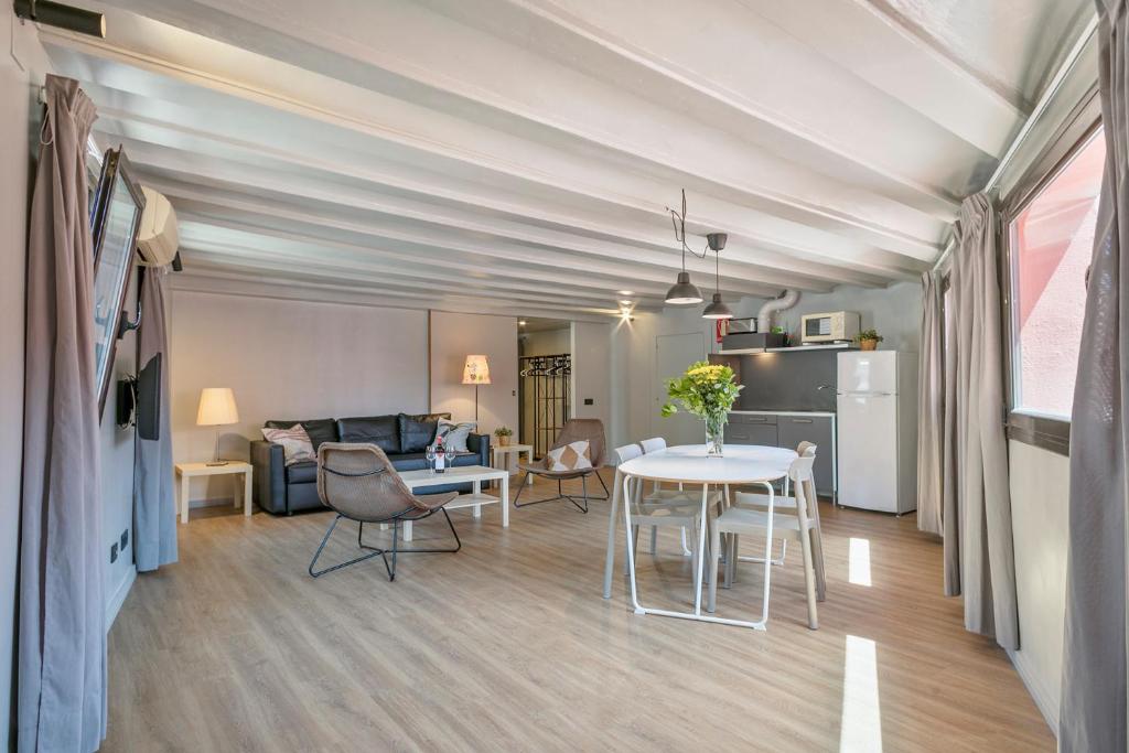 バルセロナにあるMy Address in Plaza Realのテーブルとキッチンのあるリビングルーム