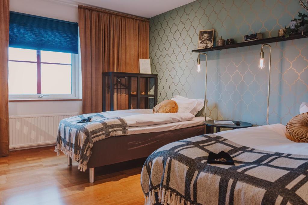 Un pat sau paturi într-o cameră la Bjäre Golfklubb Hotel & Lodge