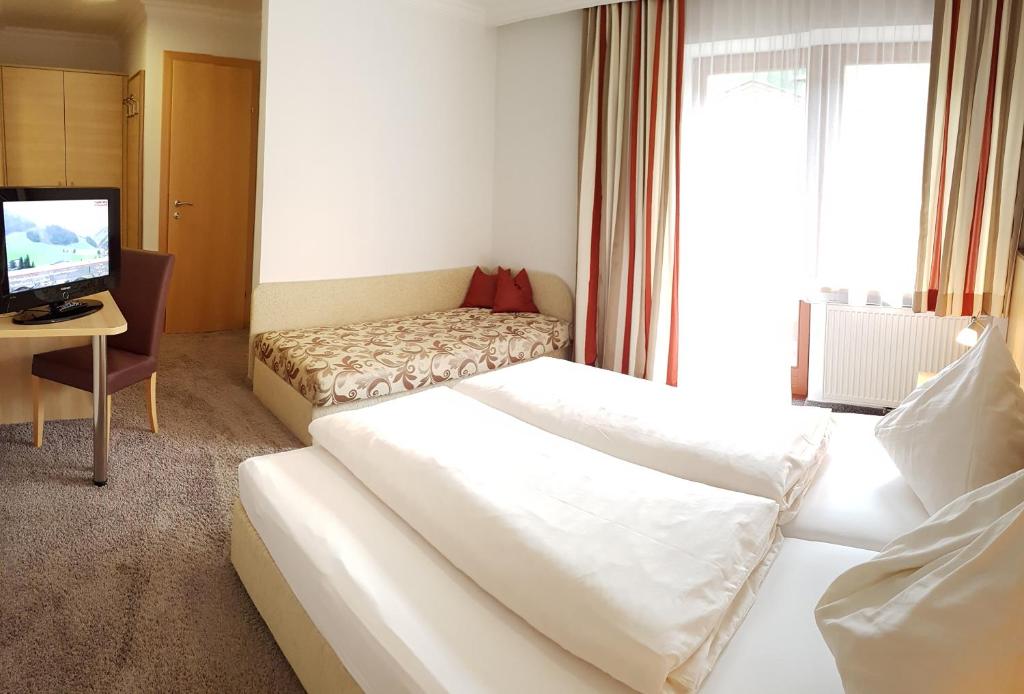 Postel nebo postele na pokoji v ubytování Hotel Sommerer - inklusive Joker Card im Sommer