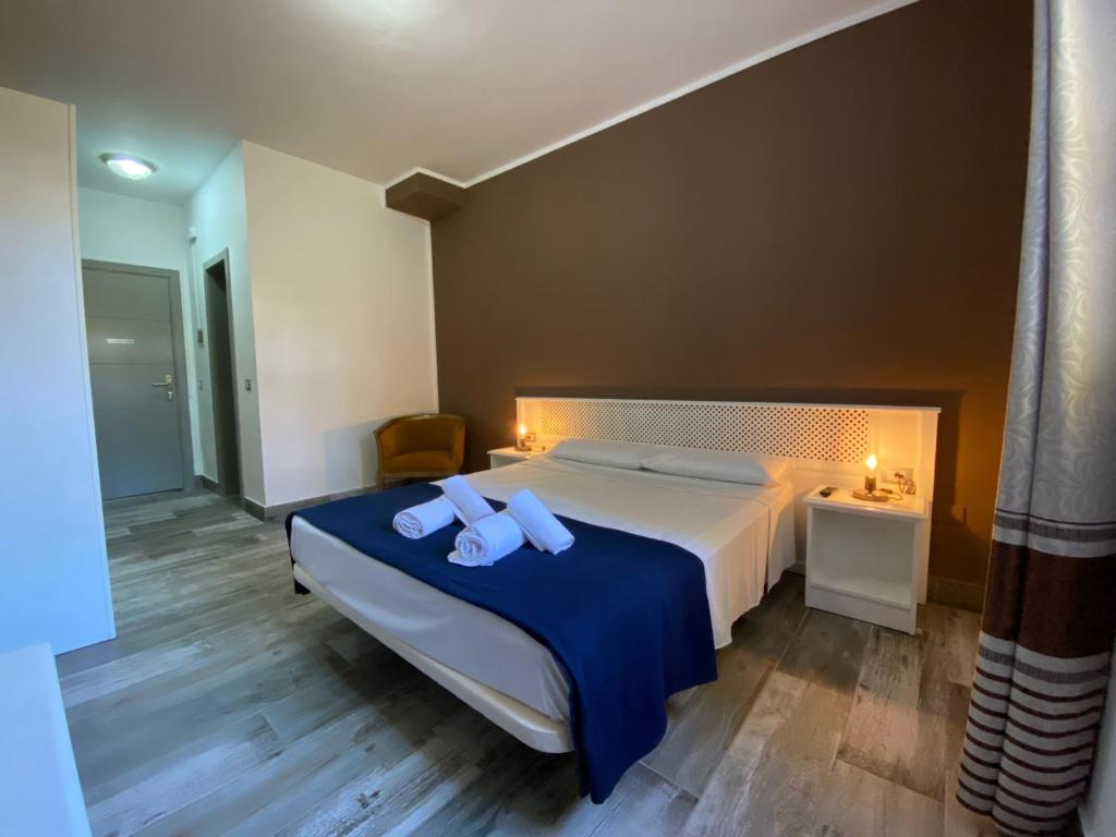 Postel nebo postele na pokoji v ubytování Hotel Pensión Cassandra