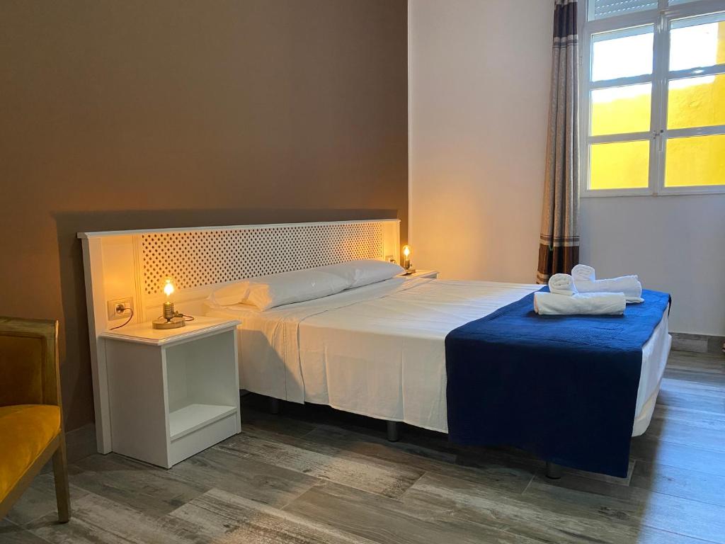 Postel nebo postele na pokoji v ubytování Hotel Pensión Cassandra
