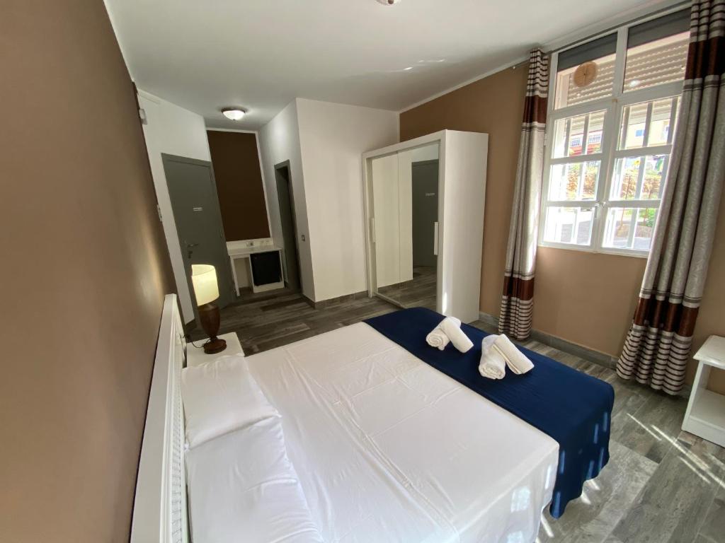 Postel nebo postele na pokoji v ubytování Hotel Pensión Cassandra