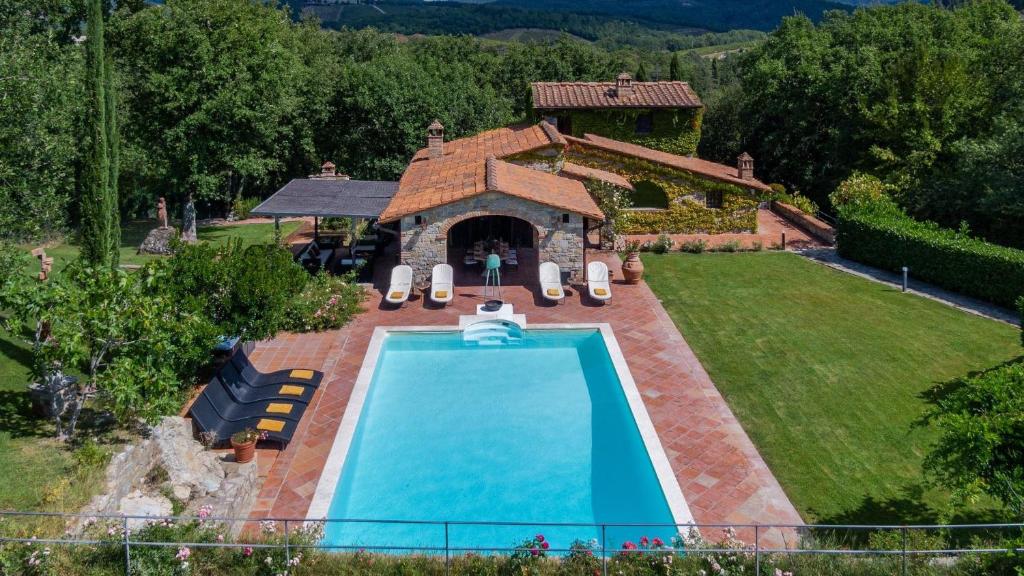 una vista aérea de una piscina en un patio en Sestuccia, en Gaiole in Chianti