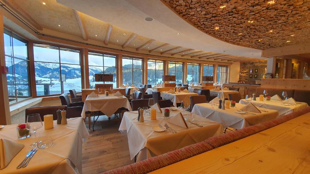 Restoran või mõni muu söögikoht majutusasutuses Hotel Bergblick 5 Sterne