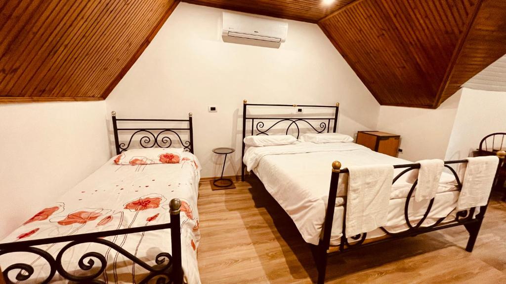 Postel nebo postele na pokoji v ubytování Hotel Drinos