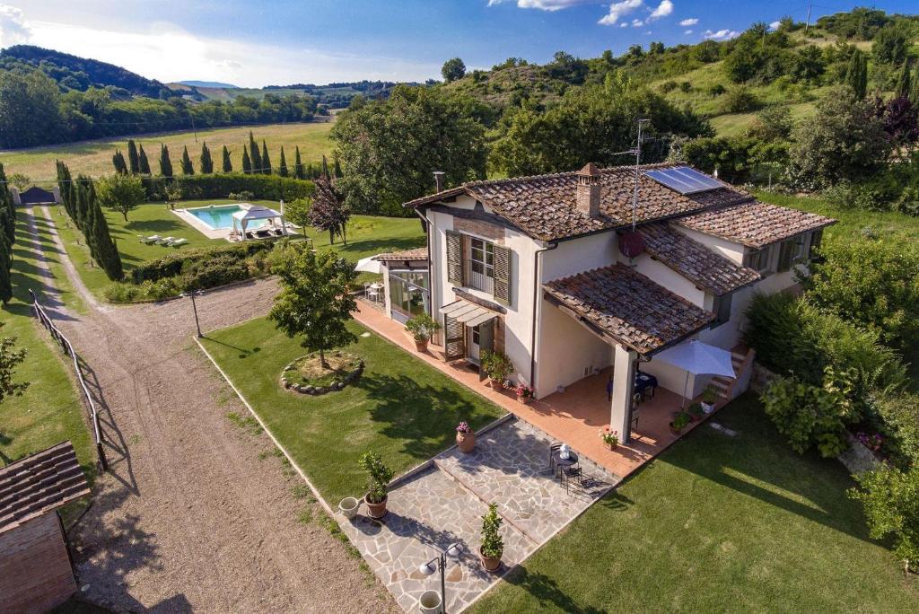 - une vue aérienne sur une maison avec une cour dans l'établissement Le Balze, à Terranuova Bracciolini