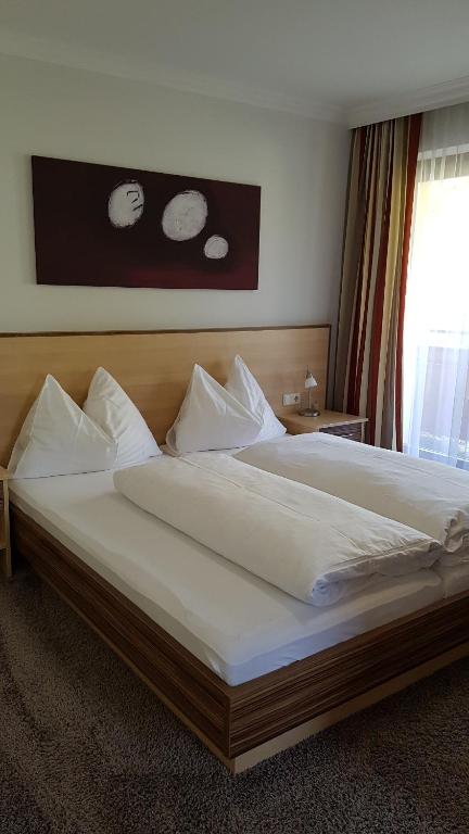 Postel nebo postele na pokoji v ubytování Hotel Sommerer - inklusive Joker Card im Sommer