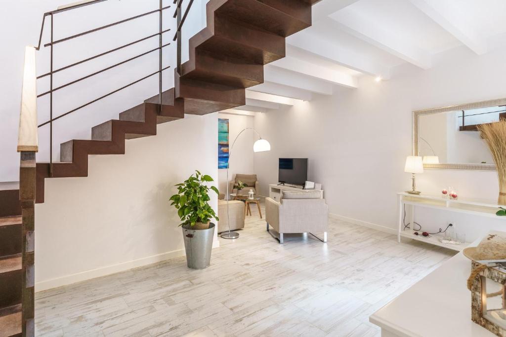 een open woonkamer met een trap en een bureau bij Es Raco in Costitx