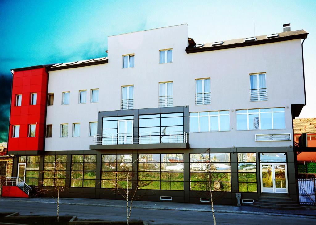 um grande edifício branco com muitas janelas em Garni Hotel Crystal Ice em Niš