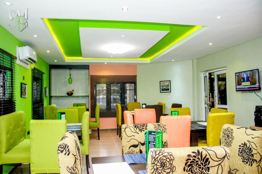 - une salle d'attente avec des chaises et des tables colorées dans l'établissement Shamrockmanor(TheResidence), à Benin City
