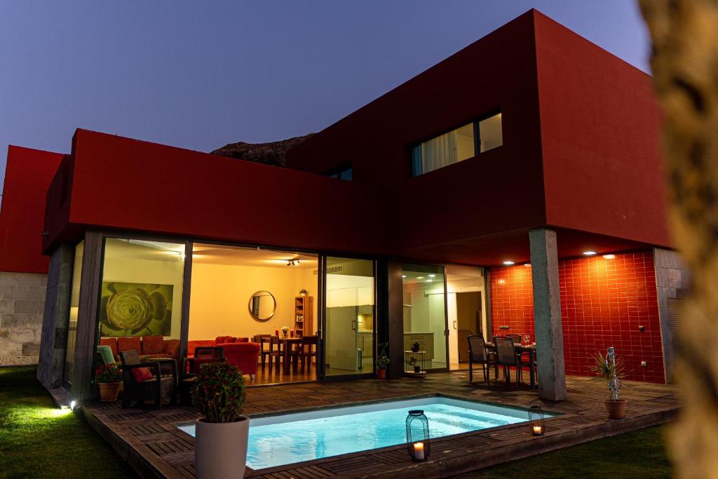 una casa con piscina frente a ella en Salobre Golf Villa 3 Premium en Salobre