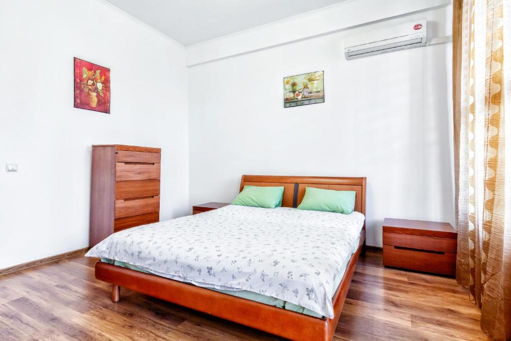 a bedroom with a bed in a room at 423 Апартаменты в центре Отлично подходят для командированных и туристов in Almaty