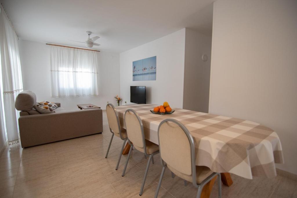 Televízia a/alebo spoločenská miestnosť v ubytovaní Casa Riu Avall