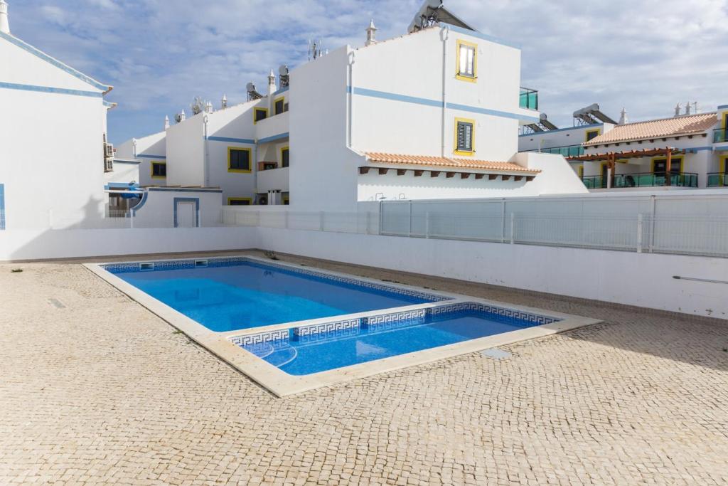 una piscina en la azotea de una casa en 4 bedroom villa wi-fi and shared pool by ALGARVEMANTA, en Manta Rota