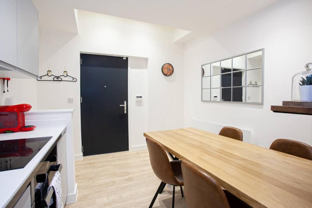 Super 3 Bed Flat 5min walk to Victoria Station