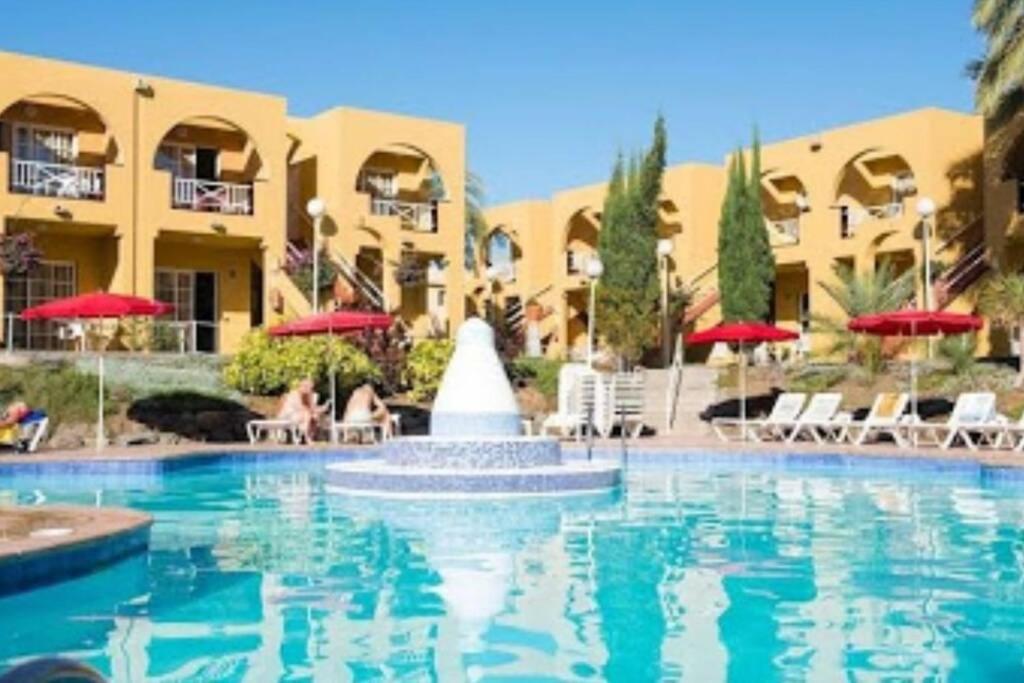 Bazén v ubytovaní Tisalaya Park stay, cosy apartment in Maspalomas alebo v jeho blízkosti