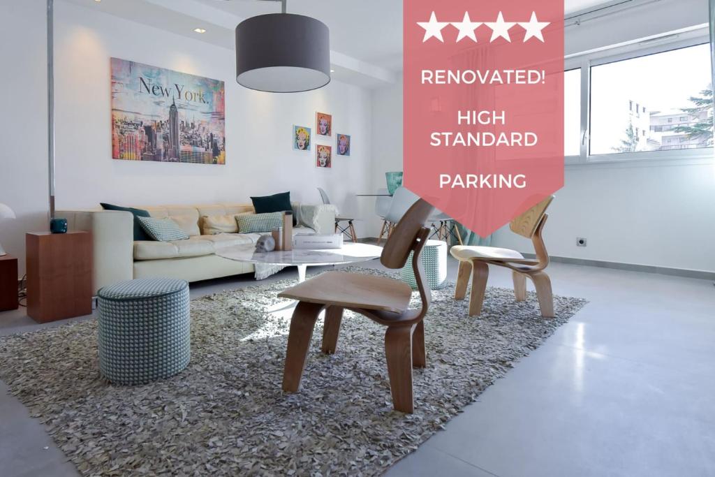 - un salon avec deux chaises et un panneau de stationnement haut de gamme dans l'établissement 3-Br Apartment 3 minutes to the Croisette, à Cannes