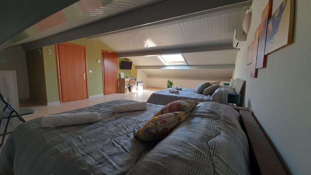Łóżko lub łóżka w pokoju w obiekcie B&B Alle Falde Dell'Etna