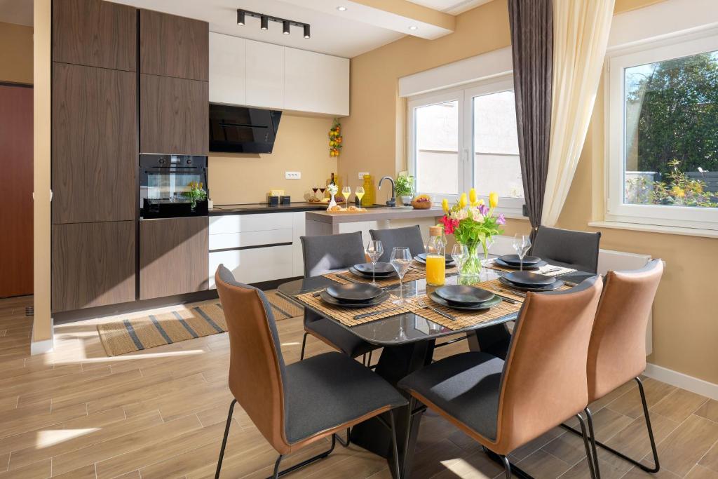 a kitchen and dining room with a table and chairs at Sun Spalato Hills in Split