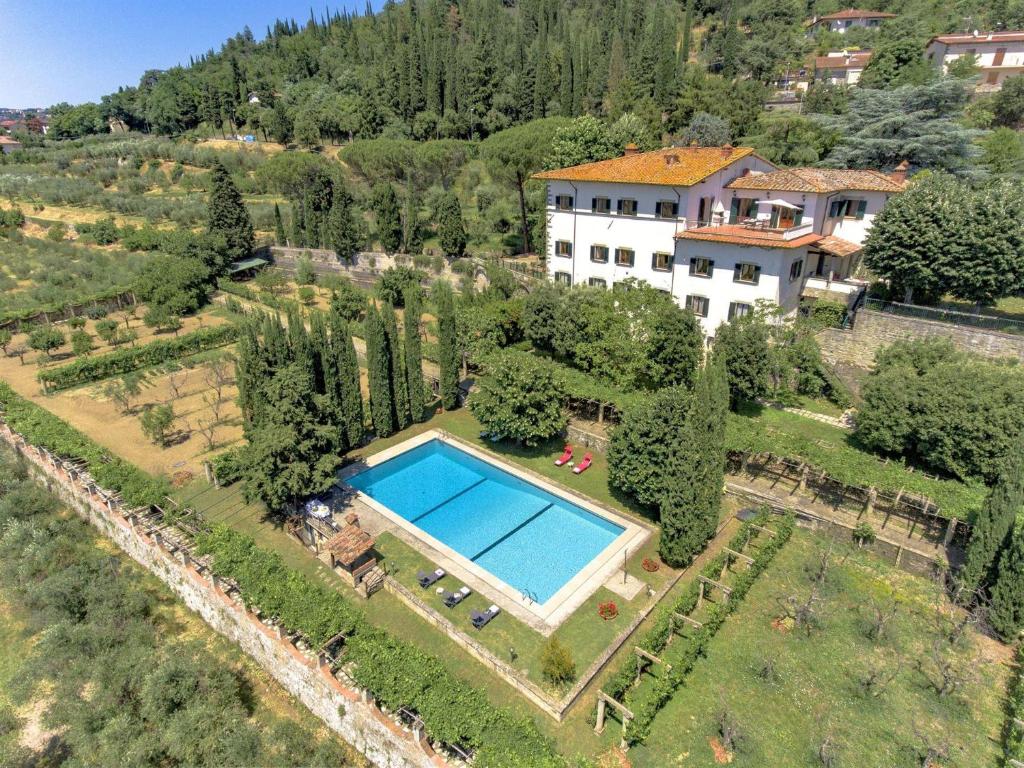 Pelago的住宿－Villa Paterno，享有带游泳池的房屋的空中景致