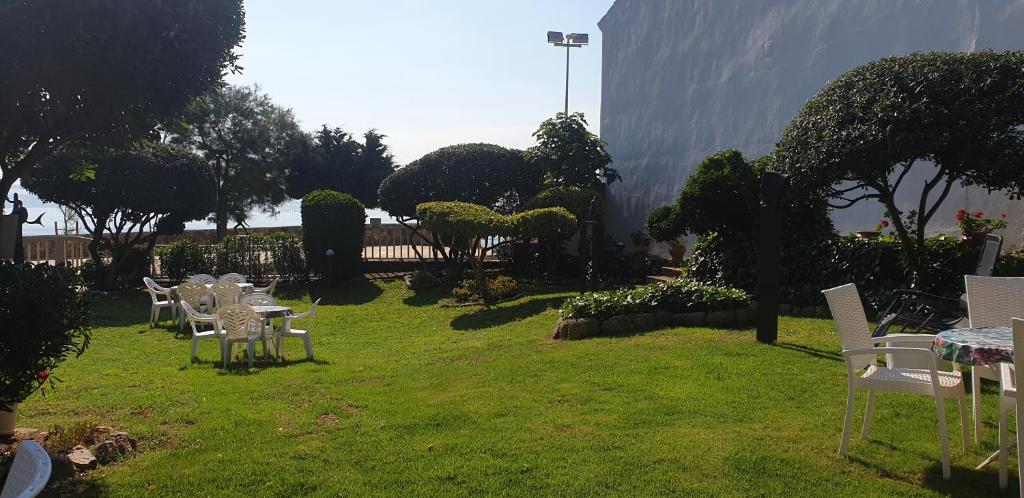 Vonkajšia záhrada v ubytovaní Casa con jardín a 30 metros de la playa. VC.