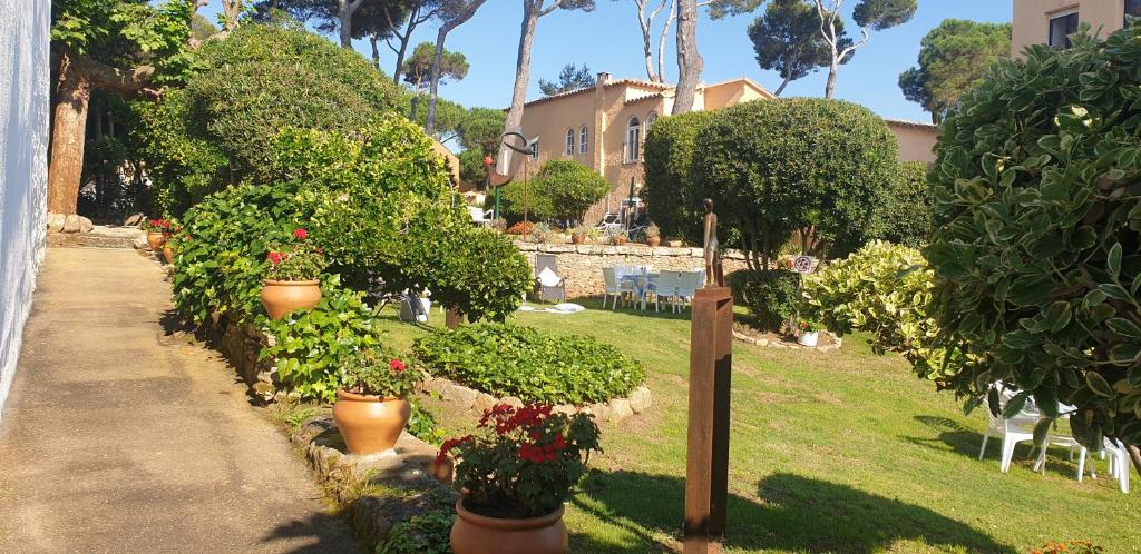 Vonkajšia záhrada v ubytovaní Casa con jardín a 30 metros de la playa. VC.