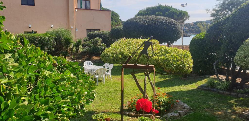 Vonkajšia záhrada v ubytovaní Casa con jardín a 30 metros de la playa. VC.