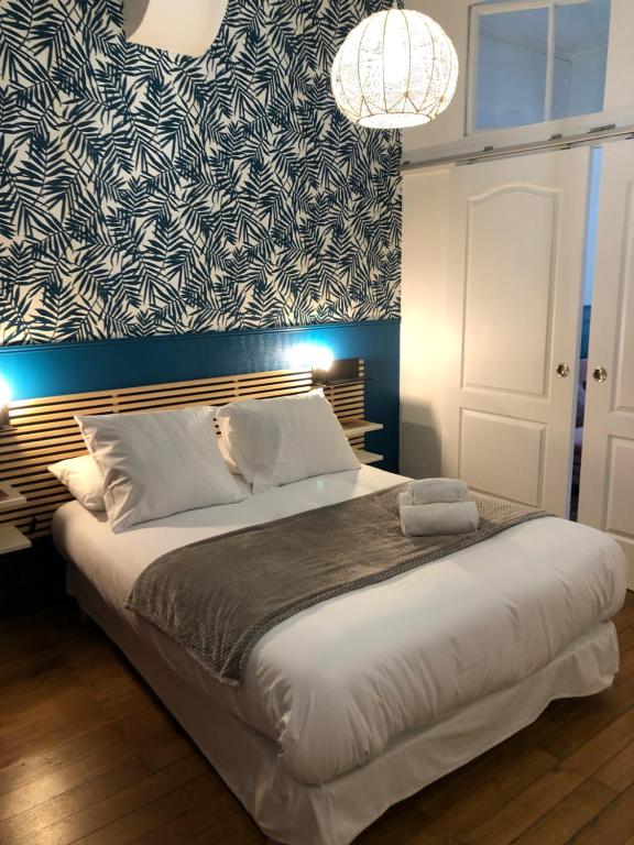 เตียงในห้องที่ Le Grand Royal, 2 chambres de charme, PLACE ROYALE