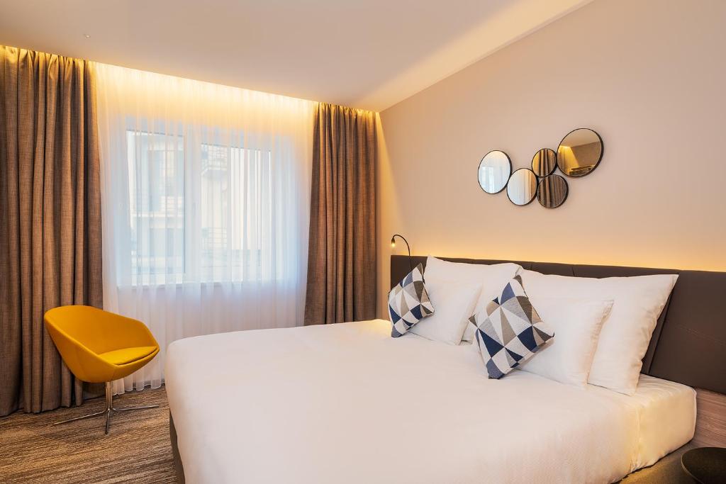 Postel nebo postele na pokoji v ubytování Hotel CUBE Prague
