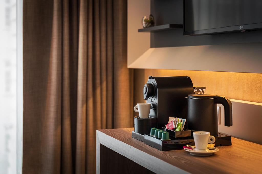 Příslušenství pro přípravu čaje a kávy v ubytování Hotel CUBE Prague