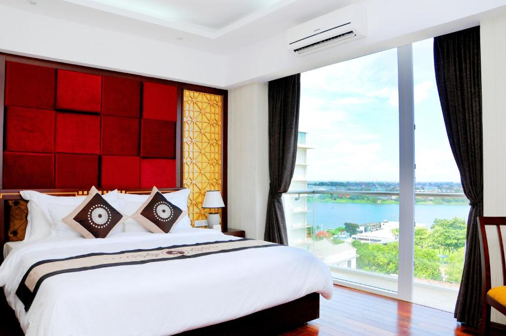 Postel nebo postele na pokoji v ubytování Moonlight Hotel Hue