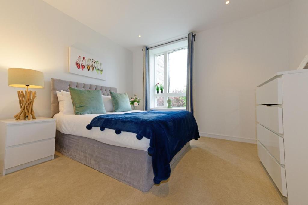 a bedroom with a bed and a window at Executive Apartment Near Chiswick and Kew Gardens in Chiswick