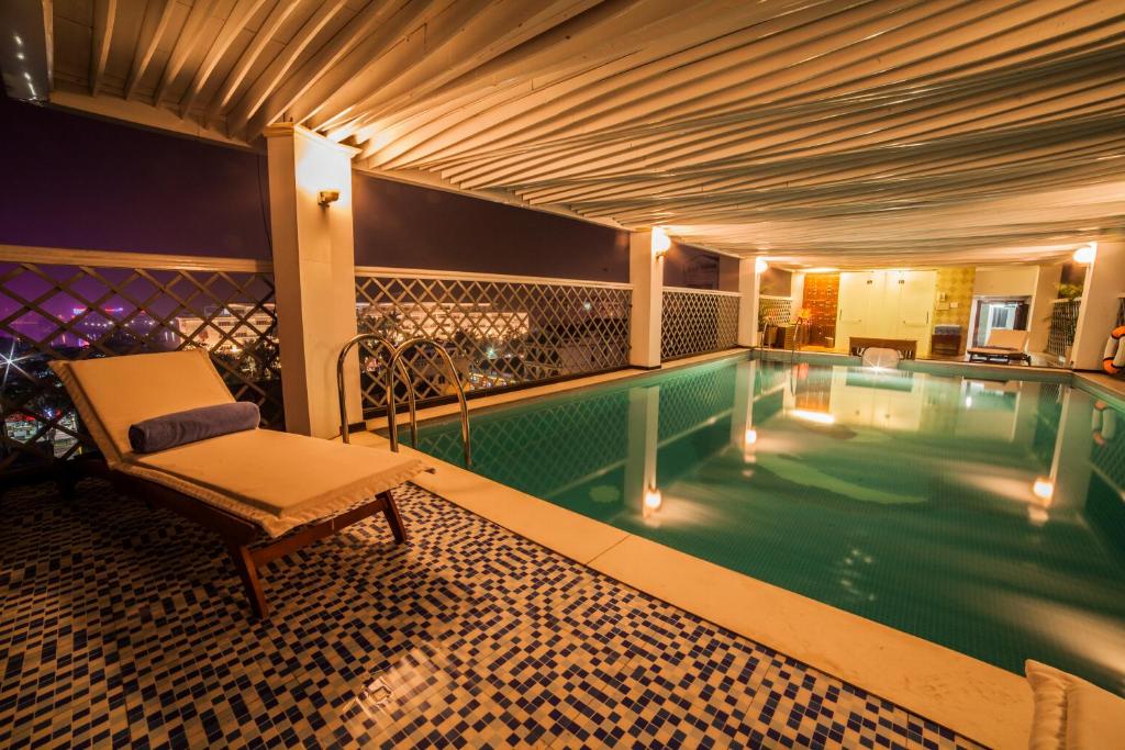 Bazén v ubytování Moonlight Hotel Hue nebo v jeho okolí