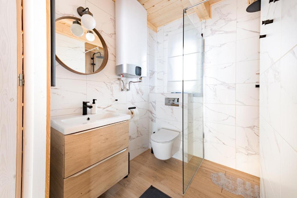 Kúpeľňa v ubytovaní White Holiday Domki i Apartamenty