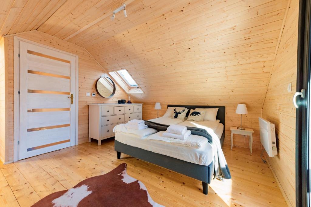 Posteľ alebo postele v izbe v ubytovaní White Holiday Domki i Apartamenty